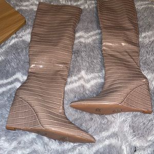 Women’s size 10 never worn the knee wedge boot.